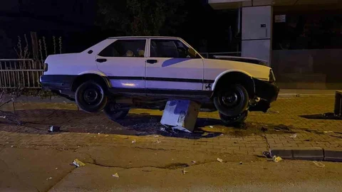 Niğde'de Trafoya Çarpan Otomobilin Sürücüsü Kurtuldu