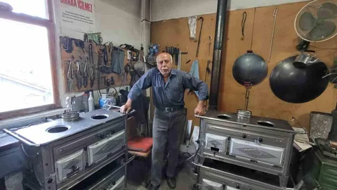 Erzincan'da unutulmaya yüz tutan sobacılık mesleği sürdürülüyor.