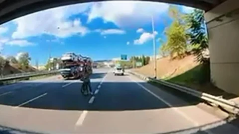 Bursa'da tersten bisikletle ilerleyen kişi dikkat çekti