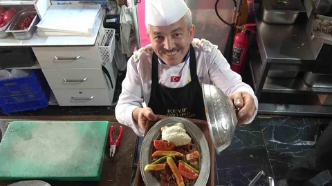 Amasya'da döner ustası Lütfi Kol, İtalyan turist Roberto Lughi'ye boş tabakla şaka yaptı.