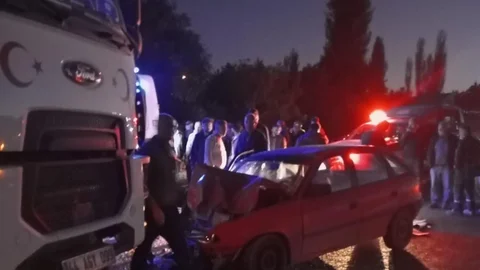 Malatya'da hafriyat kamyonu ile otomobil çarpıştı