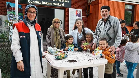 Düzce'de minikler marul fideleri dikti