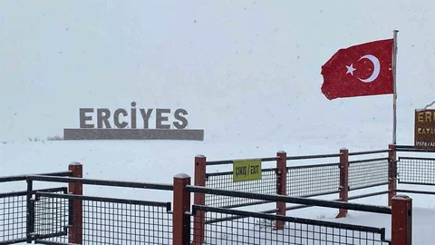 Kayseri'de Erciyes Dağı'nda kar yağışı etkili oldu