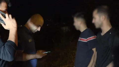 Antalya'da falezlerde mahsur kalan iki genç itfaiye tarafından kurtarıldı