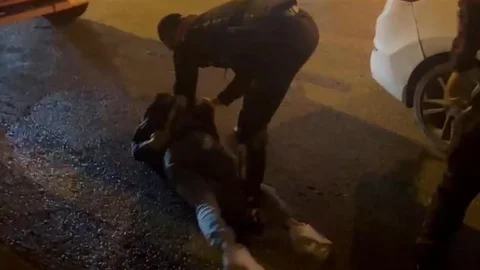 Ankara'da kendini polis olarak tanıtarak dolandırıcılık yapan 2 kişi yakalandı.