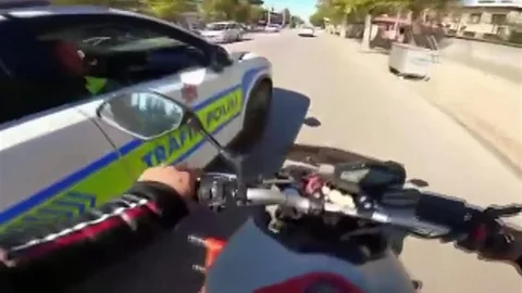 Gaziantep'te trafik kurallarını ihlal eden motosikletliye polis aracı çarparak durdurdu.
