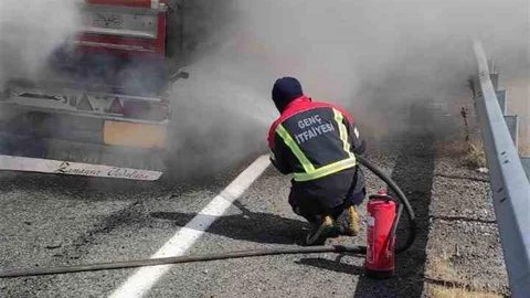 Bingöl'de tır dorsesi alev aldı