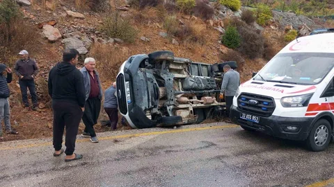 Mersin Erdemli'de kamyonet devrildi, 3 kişi yaralandı