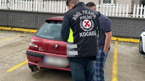 Kocaeli'de düğün konvoyunda gürültü yapan araç trafikten men edildi