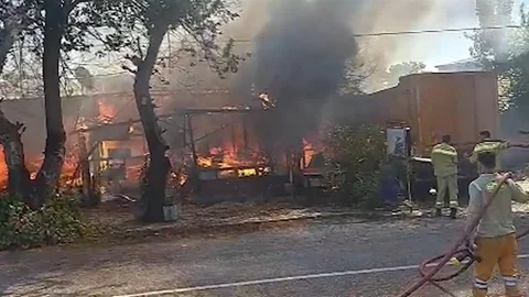 Kemer'de terk edilmiş barakada yangın çıktı