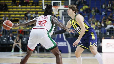 Türkiye Sigorta Basketbol Süper Ligi'nde Fenerbahçe Beko, Karşıyaka'yı 87-73 yenerek 3. haftayı galibiyetle kapattı.