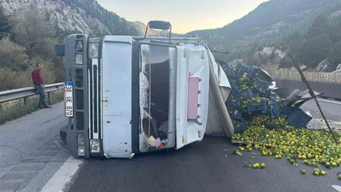 Mersin’de kamyon devrildi