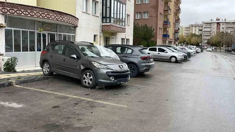 Sivas'ta kontrolden çıkan otomobil, park halindeki 5 araca çarparak durdu.