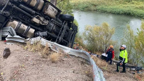 Koyulhisar'da devrilen tırda sürücü kurtarıldı