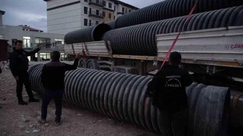 Malatya'da inşaatta boru düşmesi sonucu bir sürücü ağır yaralandı.