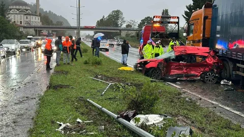 Rize'de otomobilin tırın dorsesine çarptığı feci kazada 3 kişi yaşamını yitirdi.