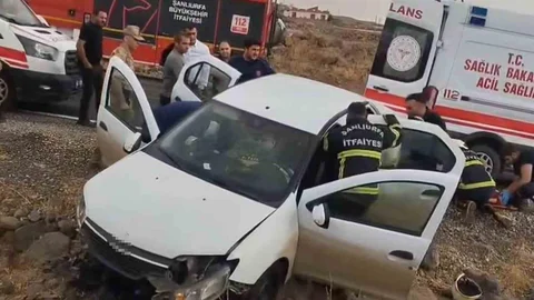 Şanlıurfa'da kayalıklara çarpan otomobilde 3 kişi yaralandı