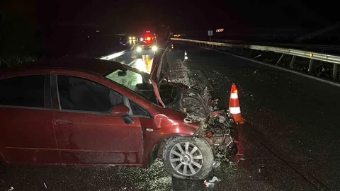 Düzce'de otomobil bariyerlere çarptı