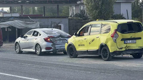 Iğdır'da Üç Araç Zincirleme Kazada Maddi Hasar Oluştu