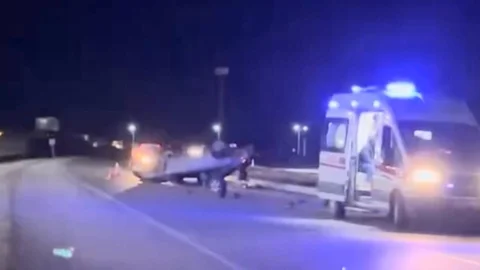 Mersin Tarsus'ta Araç Ters Döndü: 2 Yaralı