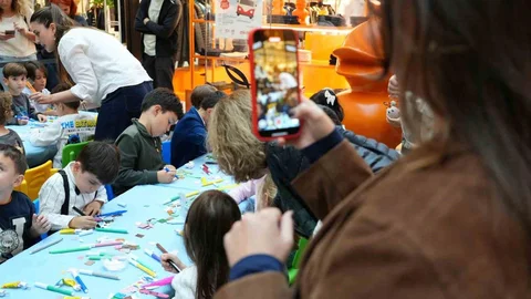 Kırmızı Karavan'ın ev sahipliği yaptığı festivalde çocuklar hayallerini resmetti