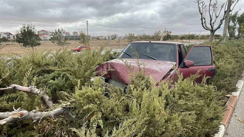 Karaman'da otomobil refüje çıktı