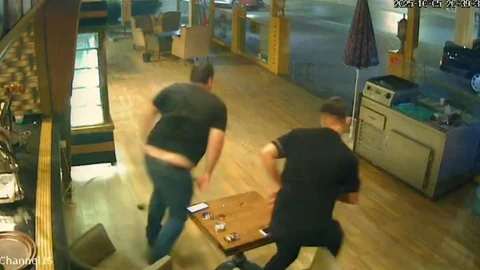 Adana'da bir pastaneye atılan pimi çekilmemiş bombanın yeni görüntüleri gün yüzüne çıktı. Olayda 4 kişi tutuklandı ve panik anları güvenlik kameralarına yansıdı.