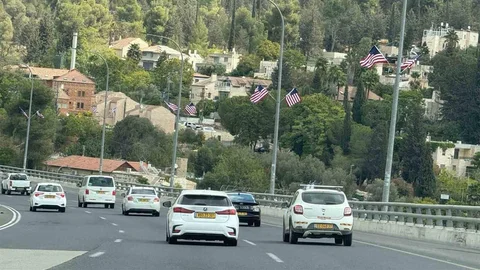 Kudüs’te ABD bayrakları ile karşılama