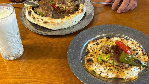 Gaziantep'te kiremitte pişen lavaş kebabı, damaklarda unutulmaz bir tat bırakıyor.