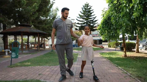 Adana'da otobüs altında kalan Rukiye, protezle yürümeye başladı.