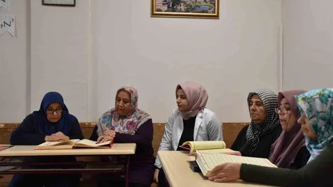 70 yaşındaki Aysel Turan, Kur'an-ı Kerim okumayı öğrenmenin mutluluğunu yaşıyor.