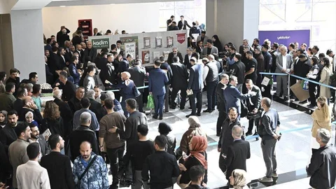 Ankara'da gaziye imzalı kitap verildi