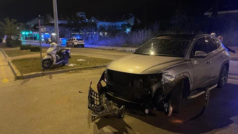 Antalya'nın Manavgat ilçesinde motosiklet ve otomobil çarpıştı.