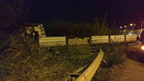 Antalya'da çimento yüklü tır devrildi, yaralanan olmadı