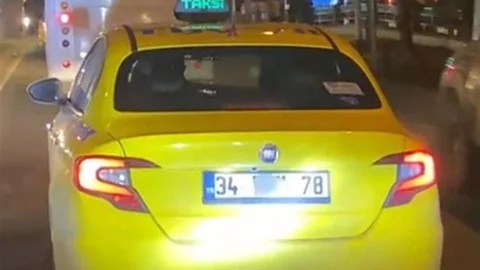 İstanbul'da plakasını kapatan taksi trafiği tehlikeye attı