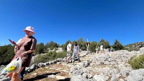Antalya'da Litvanyalı turistler tarihi köyün otantik yapısına hayran kaldı.