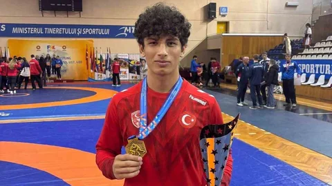 Bursa'da Güreşçiler Çifte Madalya Kazandı