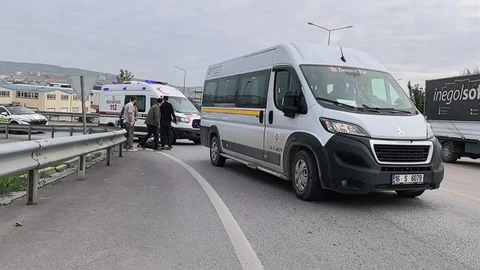 Bursa'da yaşlı bir adam servis minibüsünün çarpması sonucu ağır yaralandı.