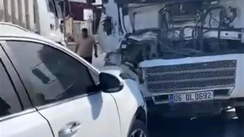 Batman'da hafriyat kamyonuyla iki otomobil çarpıştı