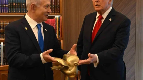 Kudüs'te Netanyahu, Trump’a Altın Güvercin hediye etti