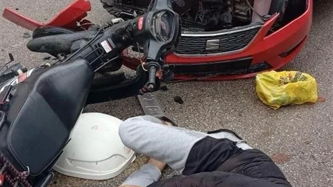 Sakarya'da motosiklet ve otomobil çarpıştı
