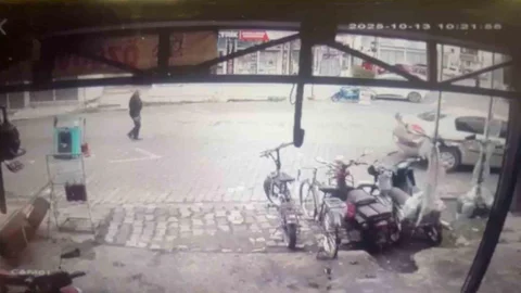 Samsun'da banka soyguncusunun yakalanma anı güvenlik kamerasında görüntülendi.