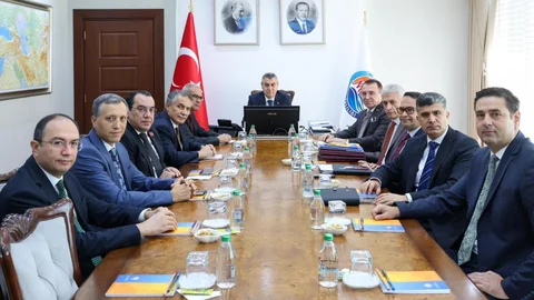 Vali Toros, Vali Yardımcıları ve Kaymakamların Katılımıyla Değerlendirme ve Koordinasyon Toplantısı Düzenlendi