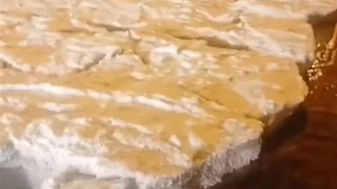 Bitlis Ahlat’ta dolu yağışı cadde ve sokakları beyaza bürüdü