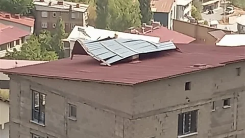 Hakkari'de etkili olan şiddetli rüzgar, binaların çatılarını uçurdu.