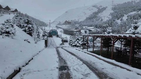 Erzurum'da kar yağışı Palandöken'i beyaz gelinliğe bürüdü