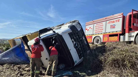 Balıkesir'de Devrilen Tırda 1 Kişi Yaralandı