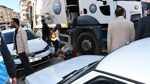 Vezirköprü'de çöp kamyonu kazası