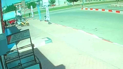 Antalya'da yaya çöp kamyonunun altında kaldı