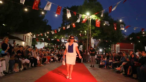 Antalya'da Yaşlılık Festivali'nde defile düzenlendi